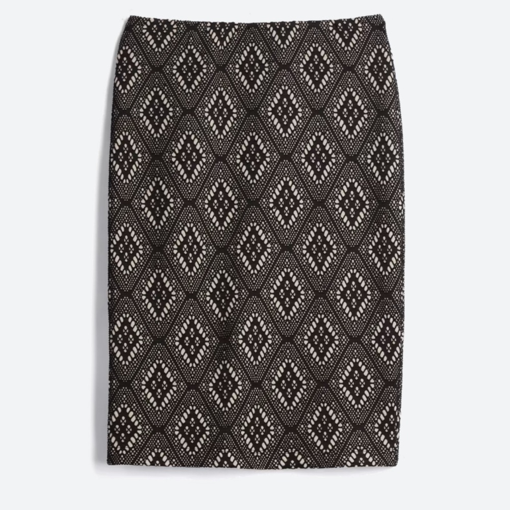 NWT Renee C Elvira Lace Pencil Skirt. Size L. Black Lace.